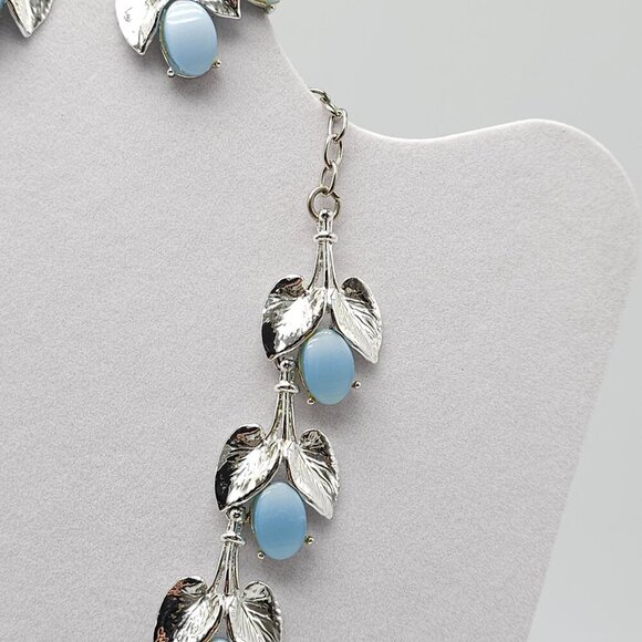 Vintage Silver Tone Blue Thermoset Leaf Necklace Clip-On Earrings Set - Picture 5 of 8